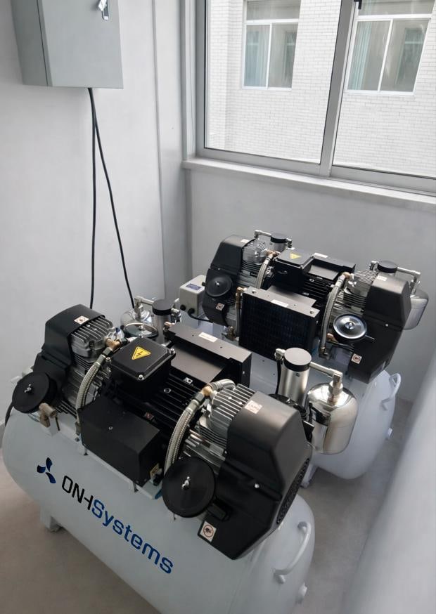 Компрессорная установка ONH Systems в техническом помещении клиники