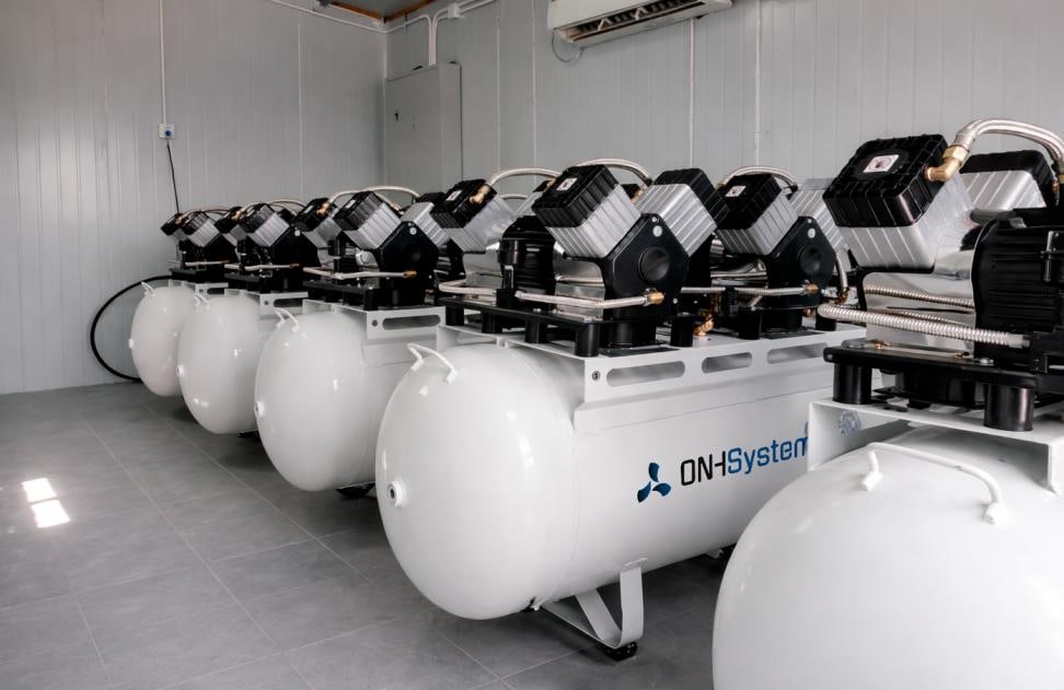 Ряд компрессорных установок ONH Systems в помещении лаборатории